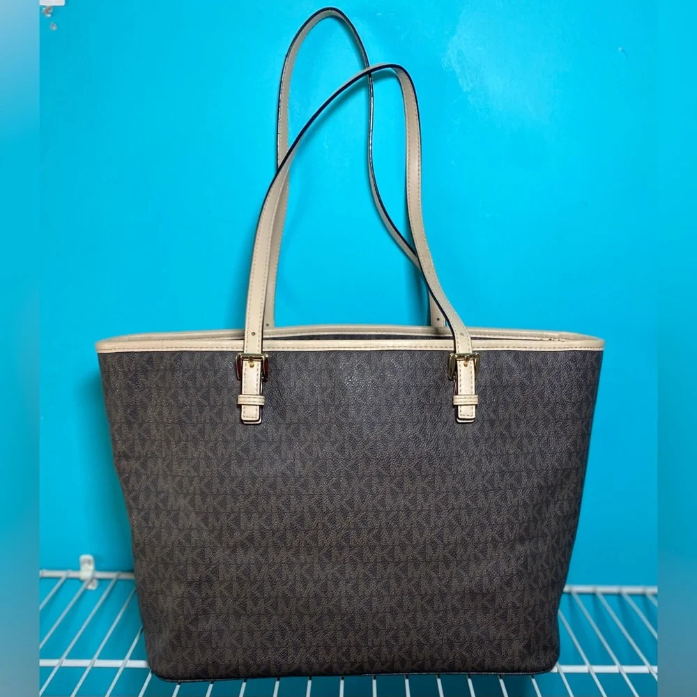 Michael Kors Tote 😍 kept in storage😍 only carried a few times ! - Picture 5 of 7